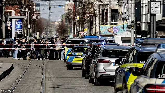 Daily Mail đưa tin, vụ ô tô lao vào đám đông xảy ra tại khu vực Paradeplatz thuộc trung tâm thành phố Mannheim, Đức, ngày 3/3. Ảnh: EPA.
