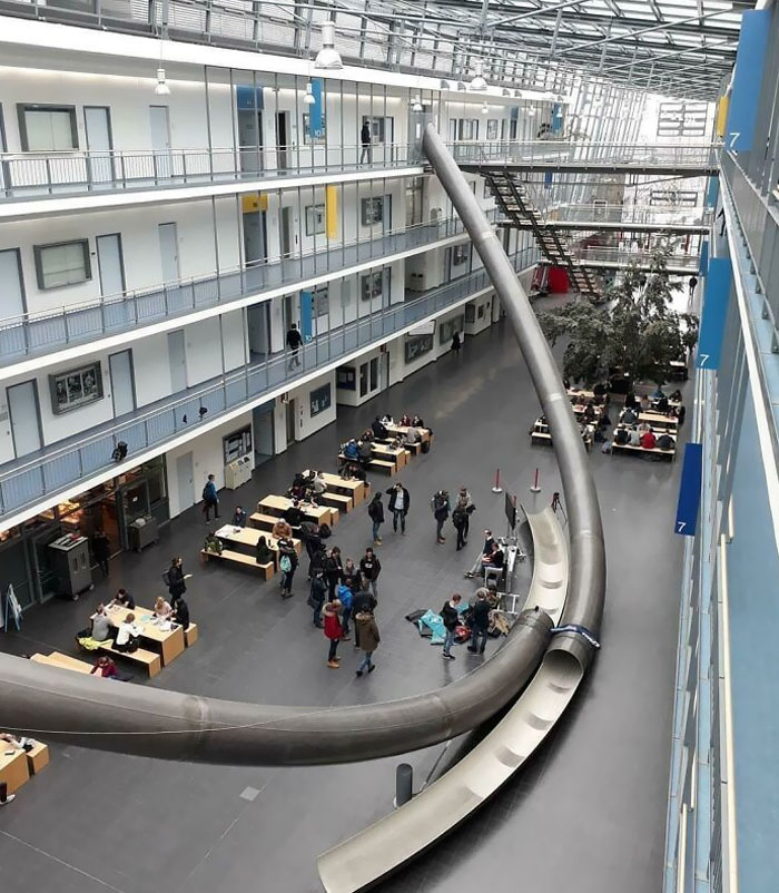 Đại học Kỹ thuật Munich có cầu trượt ở tầng 4 nếu bạn không muốn đi cầu thang.