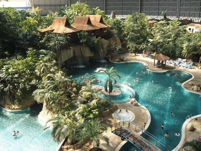 Đức có một công viên nước là Tropical Islands. Đây là một "hòn đảo nhiệt đới" được xây dựng bên trong nhà chứa máy bay cũ.