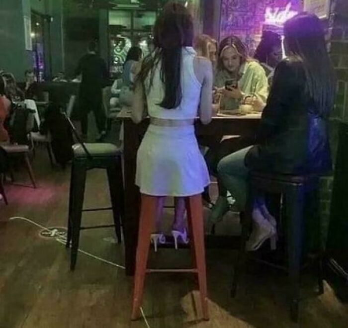 Nhìn kỹ bạn sẽ thấy đôi chân này là chân ghế chứ không phải của cô gái.