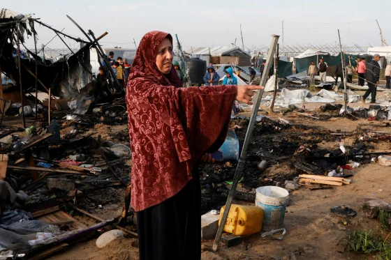 Khu trại gần Khan Younis, miền nam Dải Gaza, tan hoang sau đợt oanh kích. Ảnh: Reuters.
