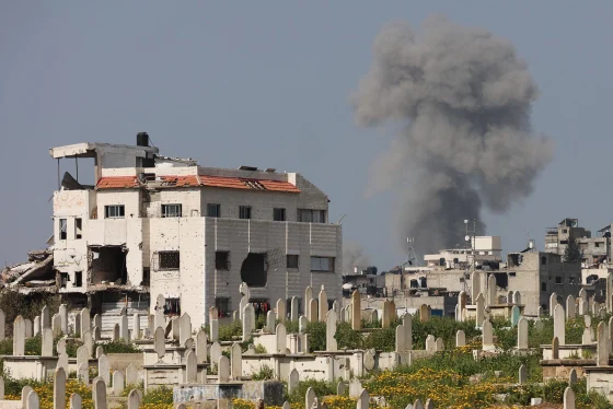The Guardian đưa tin, Thủ tướng Israel Benjamin Netanyahu ngày 18/3 cảnh báo rằng cuộc không kích dữ dội nhằm vào Gaza mới đây "chỉ là sự khởi đầu". Ảnh: Khói bốc lên sau một đợt không kích ở phía tây thành phố Gaza. Ảnh: Getty.
