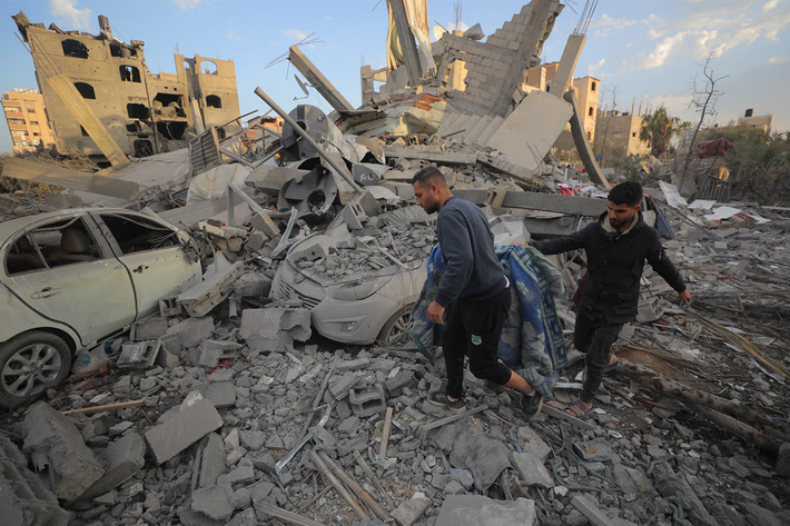 Người dân Palestine tìm những đồ đạc còn dùng được sau khi một ngôi nhà tại trại tị nạn Nuseirat bị phá hủy. Ảnh: Anadolu.