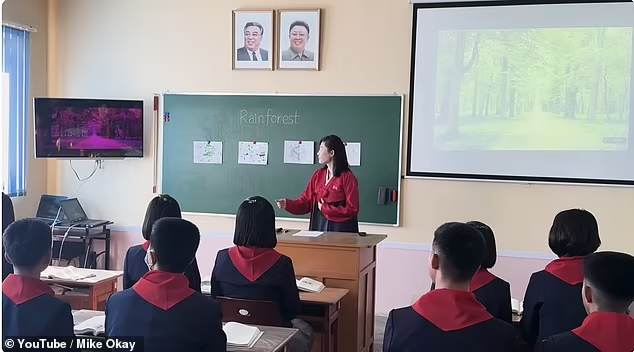Mike được mời đến một trường trung học ở Rason để trò chuyện với một số học sinh đang học tiếng Anh. Ảnh: YouTube/Mike Okay.