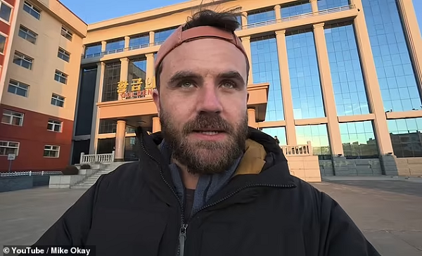 Daily Mail đưa tin, YouTuber người Anh Mike O'Kennedy, 28 tuổi, đã đến thăm Rason, một đặc khu kinh tế ở Triều Tiên gần biên giới với Trung Quốc và Nga. Đây là một trong số ít nơi mà khách du lịch có thể ghé thăm. Ảnh: YouTube/Mike Okay.