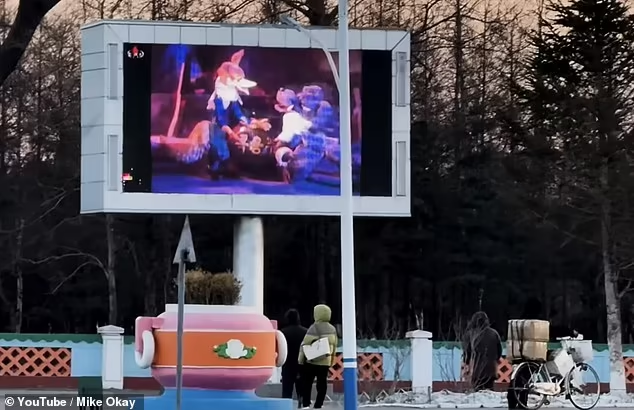 Màn hình TV công cộng lớn đang chiếu một chương trình truyền hình dành cho trẻ em. Ảnh: YouTube/Mike Okay.