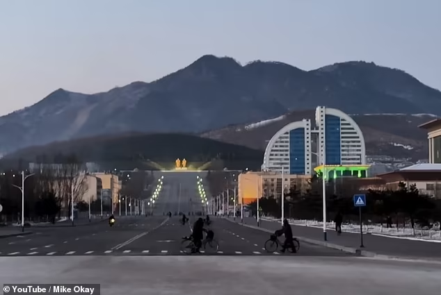 Mike là một trong những du khách nước ngoài đầu tiên tới Triều Tiên sau 5 năm khi đất nước này mở cửa trở lại đón du khách sau đại dịch Covid-19. Ảnh: YouTube/Mike Okay.