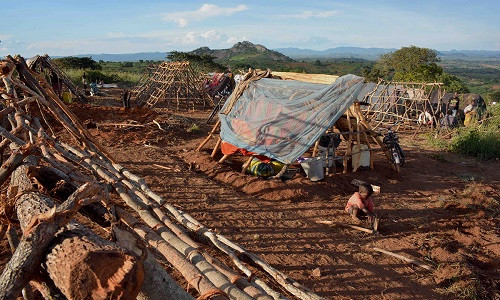 Một em nhỏ Mozambique đang chơi bên ngoài một túp lều tại khu trại tị nạn Kapise ở Mwanza, Malawi, ngày 18/1/2016. Có thể nói, cuộc khủng hoảng tị nạn năm 2016 vẫn tiếp diễn và ảnh hưởng đến cuộc sống của nhiều người dân trên thế giới.