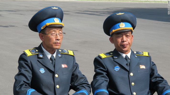 Hai nhà khoa học của NADA trong bộ đồng phục trao đổi với phóng viên Ripley.