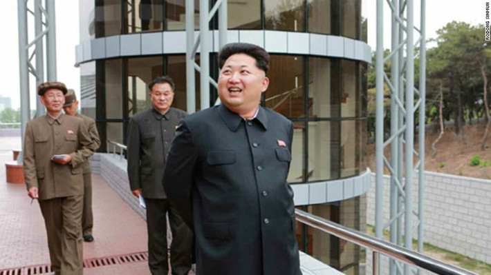 Ông Kim Jong-un cười trong lúc đi thị sát Trung tâm Điều khiển Vệ tinh.