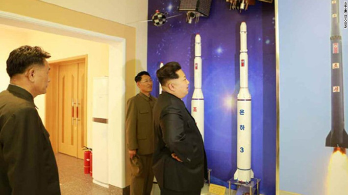 Nhà lãnh đạo Kim Jong-un đứng xem các mô hình tên lửa trong trung tâm.