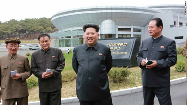 Nhà lãnh đạo Triều Tiên Kim Jong-un trong bức ảnh được trước Trung tâm Điều khiển Vệ tinh trong chuyến thị sát cơ sở này.