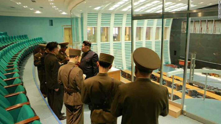 Nhà lãnh đạo Kim Jong-un trong bức ảnh chụp tại Trung tâm Điều khiển Vệ tinh.