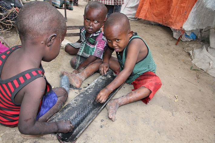 Các em nhỏ chơi bên ngoài khu trại tạm bợ ở Mogadishu, Somalia, ngày 20/9.
