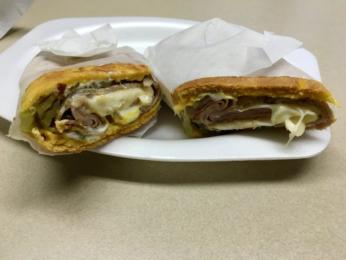 Medianoche chính là món bánh sandwich ở Cuba, thường được phục vụ trong các câu lạc bộ đêm ở thủ đô La Habana. Trong tiếng Tây Ban Nha, Medianoche có nghĩa là “nửa đêm”.