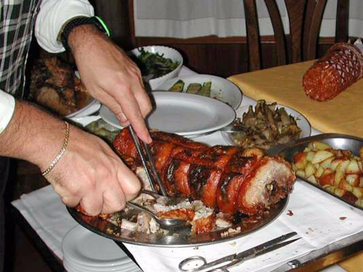 Lechon asado là một món thịt lợn nướng truyền thống ở Cuba. Các đầu bếp sẽ nướng nguyên cả con lợn cho đến khi da lợn giòn. Món này thường ăn kèm với nước sốt mojo, một loại nước sốt cay của Cuba.