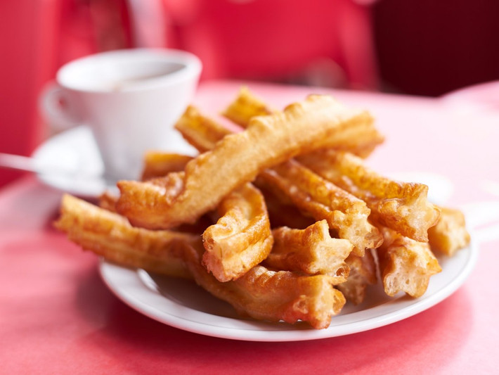 Churros là món ăn đường phố nhất định bạn nên thử khi đến Cuba.