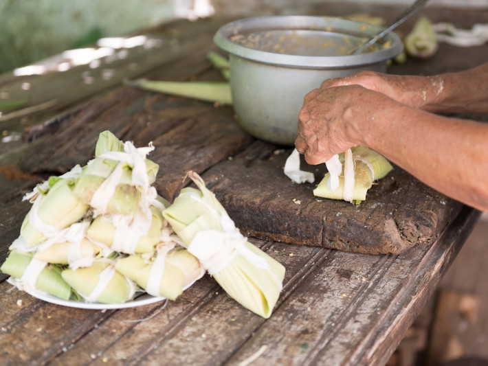 Món bánh ngô Tamale. Trong món ăn đặc biệt này ở Cuba, người ta sẽ trộn lẫn thịt (thường là thịt lợn) với bột làm bánh Tamale.