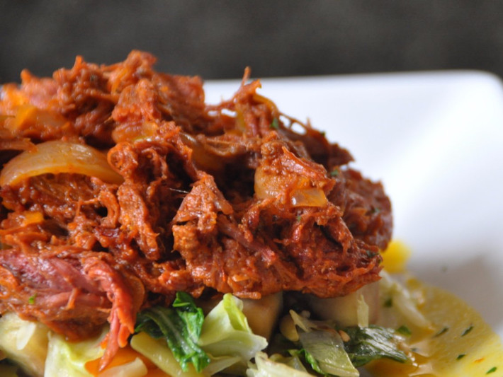 Còn đây là món thịt bò xé Ropa vieja. Trong món này, thịt bò được xé nhỏ, nấu chung với nước sốt cà chua cho đến khi chín mềm. Theo tiếng Tây Ban Nha, món ăn này có nghĩa là “quần áo cũ”.