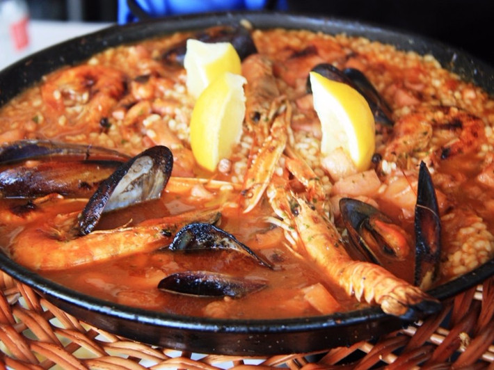 Món ăn Paella vô cùng hấp dẫn ở Cuba, được chế biến từ giăm bông, thịt gà, tôm hùm, ngao, cùng một số nguyên liệu khác.