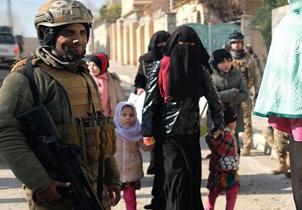 Các binh sĩ Iraq và người dân trên đường phố ở khu vực vừa được giải phóng. (Nguồn ảnh: Fars News Agency)