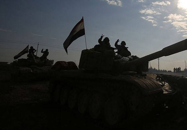 Binh sĩ Iraq trên xe quân sự giơ tay biển tượng chiến thắng.