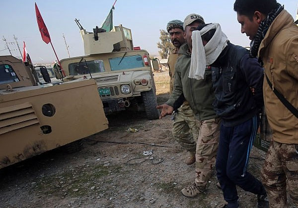 Lực lượng Iraq bắt giữ một đối tượng tình nghi là thành viên của phiến quân IS.
