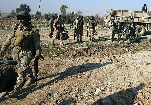 Một tốp binh sĩ Iraq tham gia chiến dịch giải phóng Mosul khỏi IS.