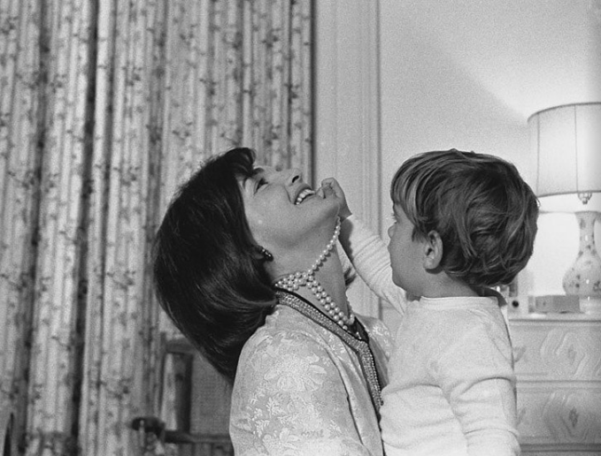 Khoảnh khắc bà Kennedy vui đùa cùng con trai, John Jr., ở Nhà Trắng.
