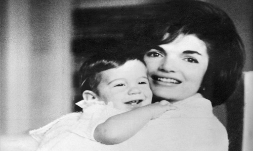 Bà Kennedy ôm con trai, John Jr., vào lòng. Được biết, John Jr. sinh ngày 25/11/1960.