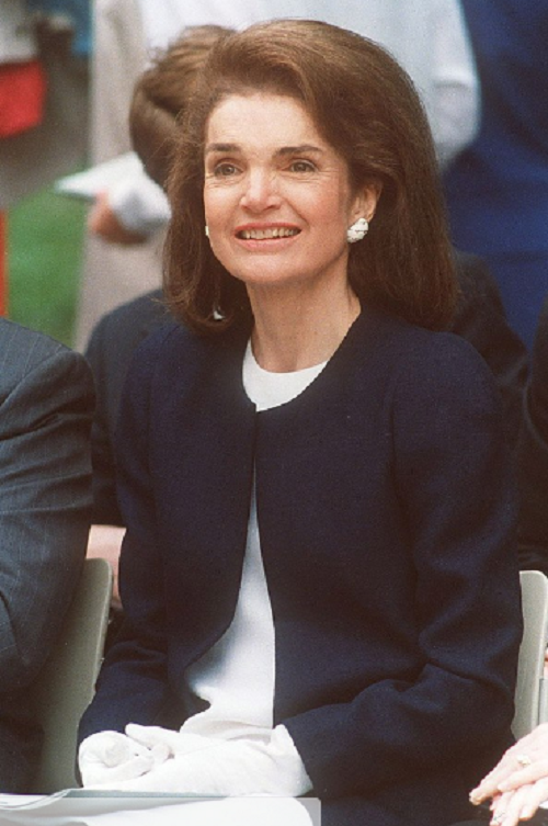 Bà Jacqueline Kennedy tham dự buổi lễ tưởng niệm cố Tổng thống John F. Kennedy năm 1990. (Nguồn ảnh: ATI).