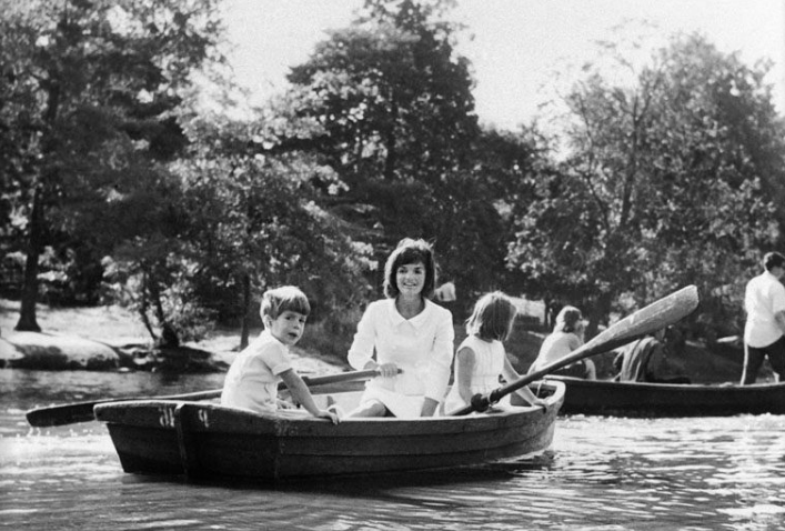 Bà Kennedy chèo thuyền ở Công viên Trung tâm tại thành phố New York ngày 16/9/1964.