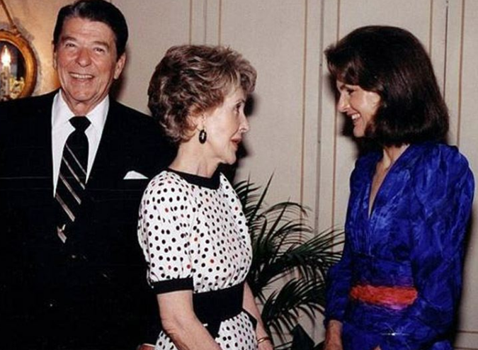 Jacqueline Kennedy trò chuyện với vợ chồng cựu Tổng thống Mỹ Ronald Reagan tại một sự kiện vận động gây quỹ cho Thư viện Tổng thống Kennedy năm 1985.