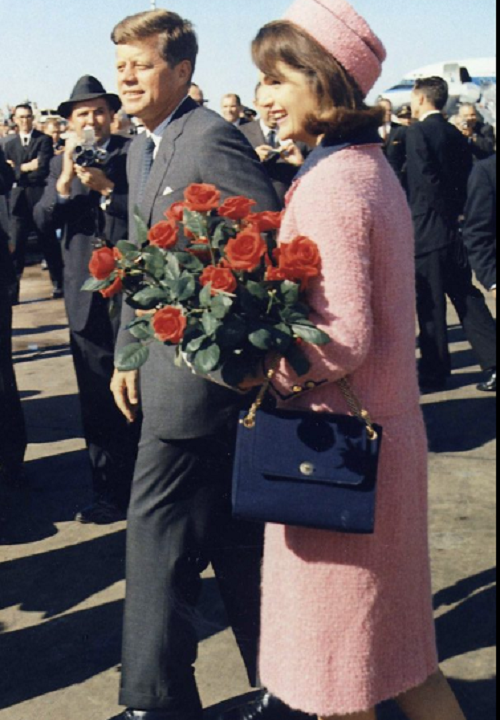 Vợ chồng bà Kennedy đến Love Field ở Dallas, bang Texas, ngày 22/11/1963. Sau đó ít giờ, cựu Tổng thống John F.Kennedy đã bị ám sát.