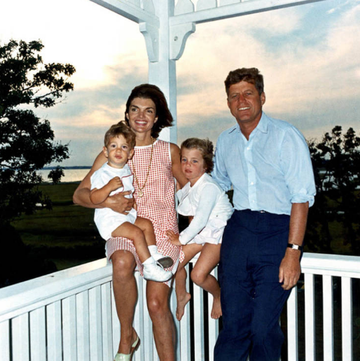 Vợ chồng cựu Tổng thống John F. Kennedy và hai con trong bức ảnh lưu niệm chụp ngày 4/8/1962.