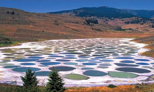 Một địa điểm kỳ lạ nữa trên thế giới đó là hồ nước Kliluk ở Canada. Nước hồ chứa nhiều loại khoảng sản khác nhau như Canxi, Natri, bạc và Titan,... Màu sắc của hồ nước này thay đổi quanh năm.