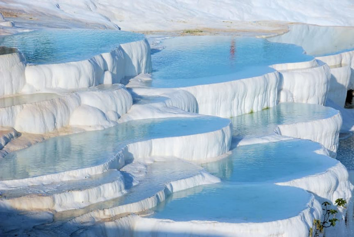 Hồ Pamukkale ở Thổ Nhĩ Kỳ còn có tên gọi khác là “lâu đài bông”. Hồ Pamukkale, được UNESCO công nhận là Di sản thế giới, bao gồm nhiều hồ bơi tự nhiên chứa đầy nước khoáng nóng và xếp theo bậc thang.