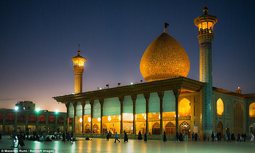 Lối vào nhà thờ Hồi giáo Jameh ở Isfahan. Công trình được xây dựng từ năm 771 và là một trong những Di sản thế giới được UNESCO công nhận.