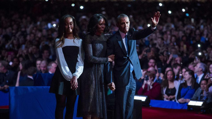 Tổng thống Obama cũng rơi nước mắt và xúc động khi cảm ơn vợ, bà Michelle Obama. Ảnh: Hindustan Times.