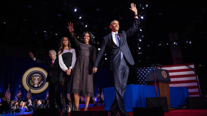 Gia đình ông Obama vẫy tay chào đám đông tại trung tâm hội nghị ở Chicago tối 10/1. Ảnh: Chicago Tribune.