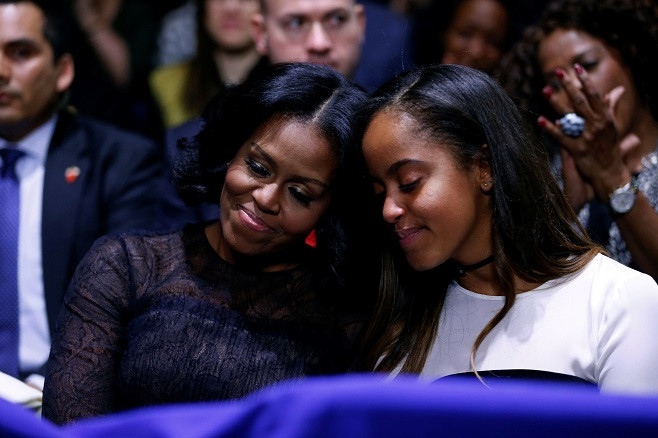 Malia ngồi cạnh mẹ, Đệ nhất phu nhân Michelle Obama, trên hàng ghế khán giả tại trung tâm hội nghị ở thành phố Chicago. Ảnh: Yahoo News.