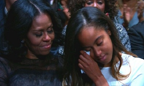 “Malia và Sasha, các con đã trở thành hai cô gái trẻ thật tuyệt vời, thông minh và xinh đẹp. Nhưng quan trọng hơn cả, các con là những người tốt bụng, biết quan tâm và đầy đam mê”, Daily Mail dẫn lời Tổng thống Mỹ sắp mãn nhiệm Obama. Ảnh: CNN.
