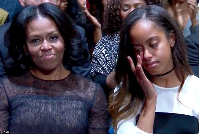 Malia, con gái lớn của Tổng thống Obama, đã xúc động rơi lệ trước những lời chân thành mà ông Obama dành cho vợ và các con trong bài phát biểu chia tay ở Chicago. Ảnh: Malia (phải) ngồi cạnh mẹ, Đệ nhất phu nhân Michelle Obama. (Nguồn: CNN).