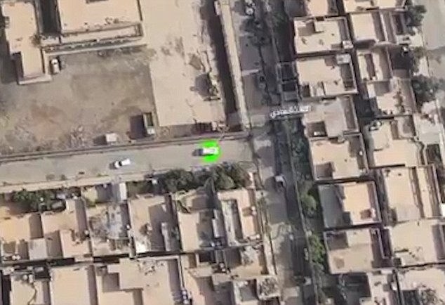 Daily Mail đưa tin, phiến quân IS đã thực hiện nhiều vụ đánh bom xe tự sát ở Mosul trong bối cảnh quân đội Iraq tiếp tục chiến dịch quân sự nhằm giành lại quyền kiểm soát thành phố này từ tay nhóm khủng bố.