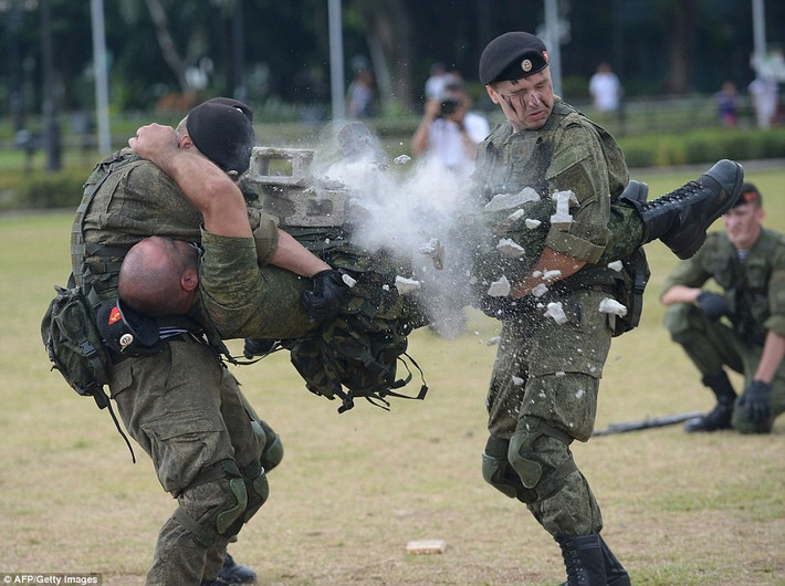 Đầu tuần này, Hải quân Nga thông báo đang lên kế hoạch tập trận với quân đội Philippines. Trong khi đó, Tổng thống Duterte có thể sẽ đến thăm Nga vào tháng 4 hoặc tháng 5. Đại sứ Nga tại Philippines Igor Khovaev khẳng định sự kiện này sẽ đánh dấu “cột mốc” trong quan hệ hai nước.