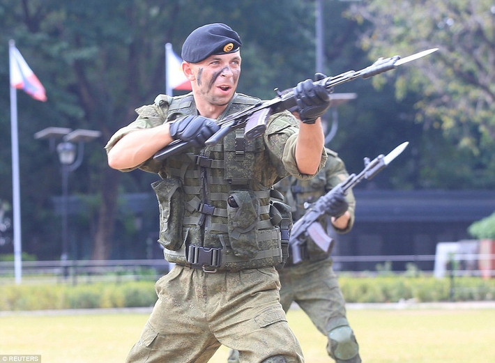 Binh sĩ Nga trình diễn kỹ năng chiến đấu đối kháng tại công viên quốc gia Luneta ở Philippines. Ảnh: Reuters.
