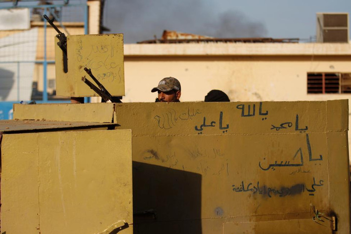 Một binh sĩ Iraq ngắm bắn phiến quân IS ở phía bắc Mosul ngày 30/12.
