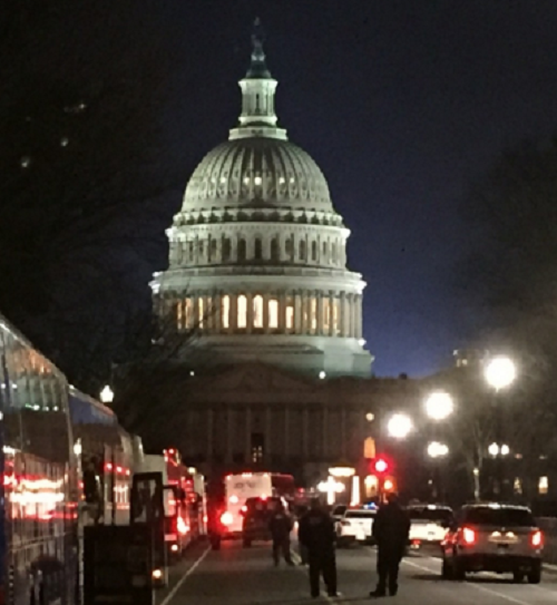 Điện Capitol trước lúc diễn ra sự kiện trọng đại. Ảnh: Washington Post.