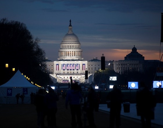 Bình minh lên ở Điện Capitol hôm 20/1. Ảnh: Getty.