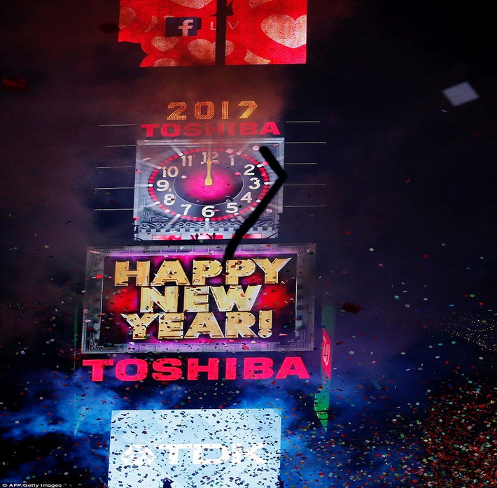 Dòng chữ “Happy New Year” ở Quảng trường Thời Đại xuất hiện khi đồng hồ điểm đúng 24 giờ ngày 31/12/2016 (tức 12 giờ ngày 1/1/2017 theo giờ Việt Nam).